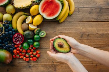 Avocado pit planten: zo groeit er een kamerplant uit je keukenafval