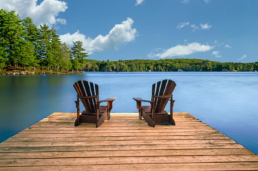 Groene aanslag en vergrijsd hout? Ontdek hoe je een houten vlonder veilig schoonmaakt zonder hogedruk en het hout weer mooi krijgt.