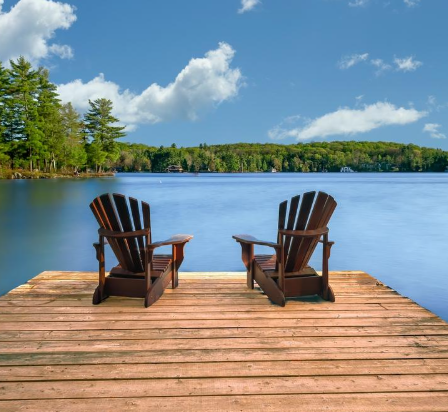 Groene aanslag en vergrijsd hout? Ontdek hoe je een houten vlonder veilig schoonmaakt zonder hogedruk en het hout weer mooi krijgt.